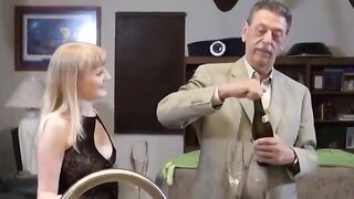 El anciano Jhon Noble invita a Champagne a nueva jovencita