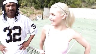 Anikka Albrite, después del partido de tenis, le dio antojos de un raquetón en la concha