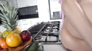 Natasha Teen, de meterse frutas hasta una anaconda por el orto, la mucama siempre goza por igual