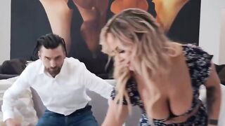 Katalina Kyle, madura caliente coje al invitado en la cama matrimonial