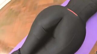 Tu mamá en calza negra mostrando su tremendo culo