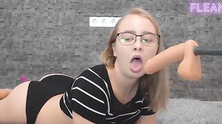 Fleamx, nerd culona siendo martillada por dildo mecánico