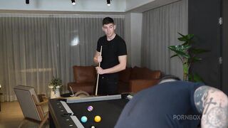 ella no quiere jugar al billar, quiere sus pelotas en su coño