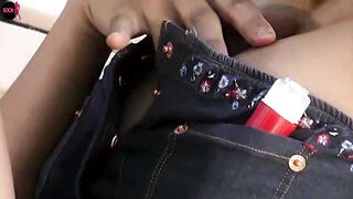 Mika Tan follada al aire libre