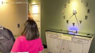 Latin se masturba mientras su amiga folla a su marido