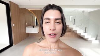 Agente inmobiliaria muestra sus habilidades para cerrar trato