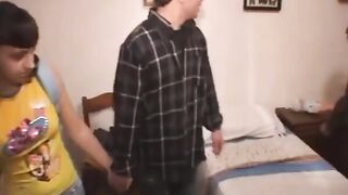 Maduros pervertidos engañan a jovencita. Sub. Español