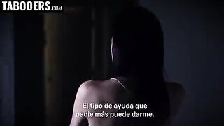 Padre súplica de rodillas a su hija que se deje follar