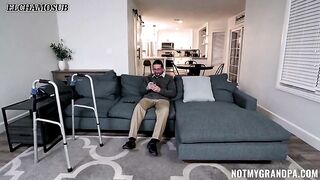 Emma Sirus - Abuelo va a casa de su nieta y la convence de follar para olvidar sub esp