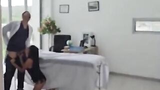 Colombiana Emma Anturin. Follando con el doctor y el fontanero. Doble penetración