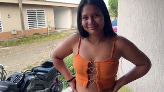 Ayudandole a reparar la moto