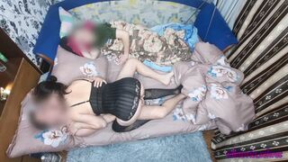 Esposa caliente se folla a marido y amigo después de la fiesta