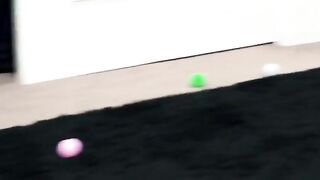 Chica dispara pelotas ping pong con el coño a gran potencia