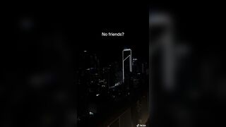 Emily Willis se emociona al verla Hot nueva vecina Small Hands mudarse