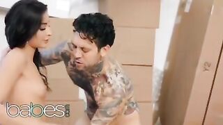 Emily Willis se emociona al verla Hot nueva vecina Small Hands mudarse