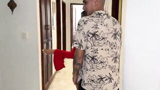 Agente inmobiliario coge con su cliente