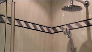 madrastra francesa se ducha con hijo. Sub esp