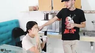 Mujer le es infiel a su marido qué está de viaje.