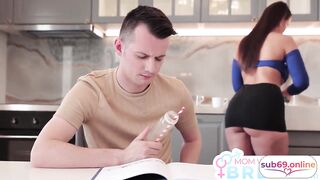 Mi Ardiente Madrastra Y Yo Hacemos Un Bebé - sub español