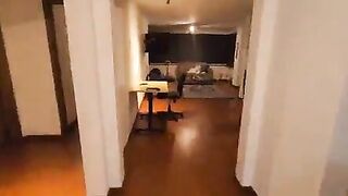 Un extraño en la calle pide ayuda y se lo agradece follándose a escondidas a su esposa.