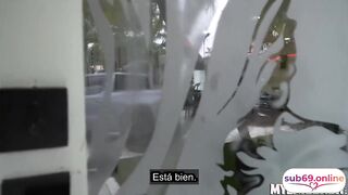 Haciendo un trato travieso con una MILF sexy