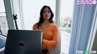 Scarlett Alexis - Mi padrastro se divorció de mi madre para follar conmigo sub