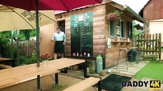 Suegro con la novia hijo. Español