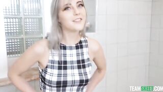 Discutimos por quién se baña primero y terminamos follando sub