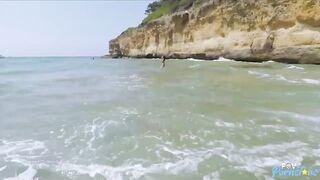 Valentina Blanco nada desnuda en el mar