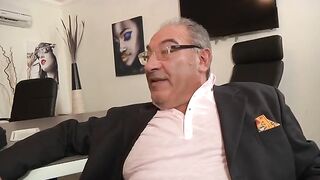 Joven sexo con maduro en la oficina