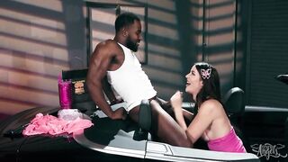 Interracial TRANS en el coche al aire libre