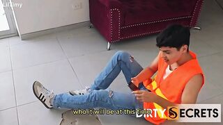 Hago las reparaciones y me follo por el culo a la dueña latina