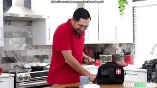 Freya Von Doom: Ayúdame, tío doctor. La pequeña Freya tiene las bragas más mojadas. SUB eSPAÑOL