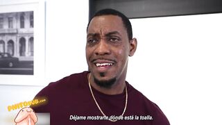 Rubia pide la ducha a su vecino y a cambio entrega la vagina Subtitulado al español