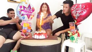 Hacen un trío con madrastra latina por su cumpleaños anal
