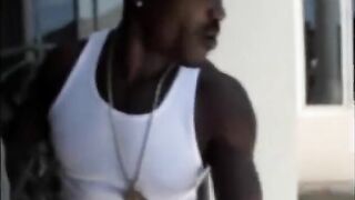 Joven gangbang doble penetración interracial