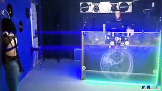 Pequeña madura Española follando con el DJ de la discoteca