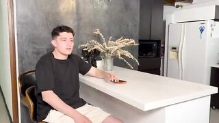 Latina descubre a su amiga con su novio y hacen trío