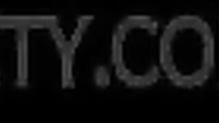 La tia Laura se deja meter una enorme polla negra a su culo