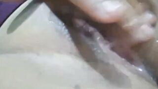 Se masturba para la cámara