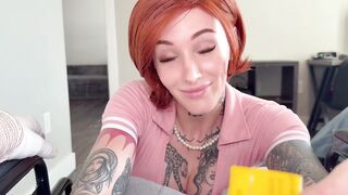 Kitty Quinn - Ayudando a mi hijastro a eyacular sub