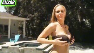 Julia Ann  Se divierte con 2 amigas y follada por el culo Sub esp