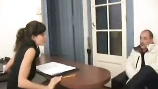 Secretaria latina cliente maduro con ventaja