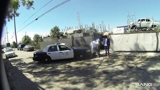 Agente folla con dos detenidos