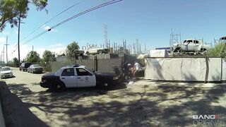 Agente folla con dos detenidos
