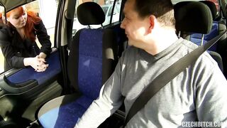 Prostituta pelirroja sexo anal en el coche