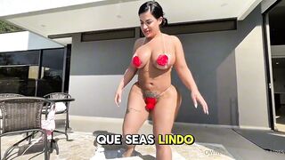 Lissa Aires - En la piscina Recibiendo una polla en su gran culo jugosa