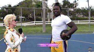 Seka black - Una abuela rubia (Seka Black) entrevista a un joven negro (Louie Small) para follar.