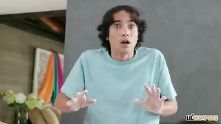 joven-armado-con-una-enorme-polla-seduce-a-la-amiga-de-su-mama.