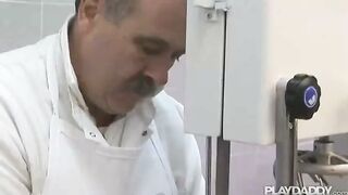 Carnicero maduro folla a clienta latina en la carniceria